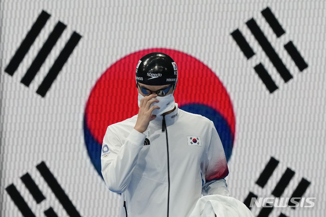 [도쿄=AP/뉴시스] 황선우가 28일 일본 도쿄의 아쿠아틱스 센터에서 열리는 남자 수영 자유형 100m 준결승에 출전해 경기 준비를 하고 있다. 황선우는 1조 경기에서 47초56으로 아시아 신기록을 세우며 결승에 올랐다. 2021.07.28.