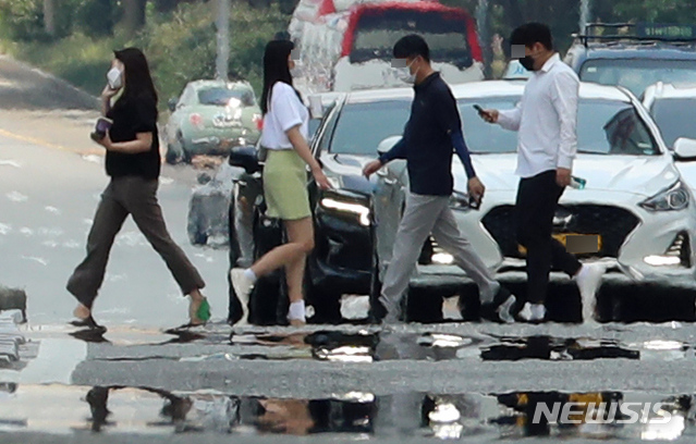 [서울=뉴시스] 고승민 기자 = 전국 대부분 지역에 폭염특보가 발효중인 28일 서울 여의대로에 아지랑이가 피어오르고 있다. 2021.07.28. kkssmm99@newsis.com