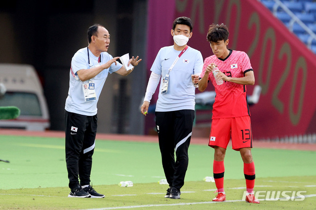 [요코하마(일본)=뉴시스] 이영환 기자 = 28일 오후(현지시간) 일본 요코하마 국제종합경기장에서 열린 2020 도쿄올림픽 남자축구 B조 3차전 대한민국과 온두라스의 경기, 대한민국 김학범 감독이 선수들에게 지시를 하고 있다. 2021.07.28. 20hwan@newsis.com