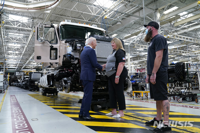 [매컨지( 미 펜실베이니아주)= AP/뉴시스] 맥 트럭 생산공장의 팀장들과 인사하는 바이든 대통령.