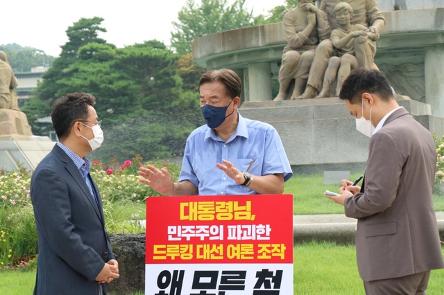 [서울=뉴시스] 전신 기자 = 이철희 청와대 정무수석이 29일 서울 종로구 청와대 앞 분수대 광장에서 드루킹 댓글 조작 사건 관련 문재인 대통령의 사과를 촉구하며 1인 시위를 벌이고 있는 정진석 국민의힘 의원을 찾아 대화하고 있다. (사진 = 정진석 의원실 제공) 2021.07.29. photo@newsis.com *재판매 및 DB 금지