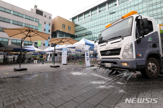 [서울=뉴시스] 백동현 기자 = 코로나19 신규 확진자 수가 1,674명(국내발생 1,632명, 해외유입 42명)으로 집계된 29일 오후 서울 은평구보건소 선별진료소에 살수차가 지열을 식히고 있다. 연일 계속되는 폭염에 이날 서울 낮 최고 기온이 34도를 기록했다. 2021.07.29 livertrent@newsis.com