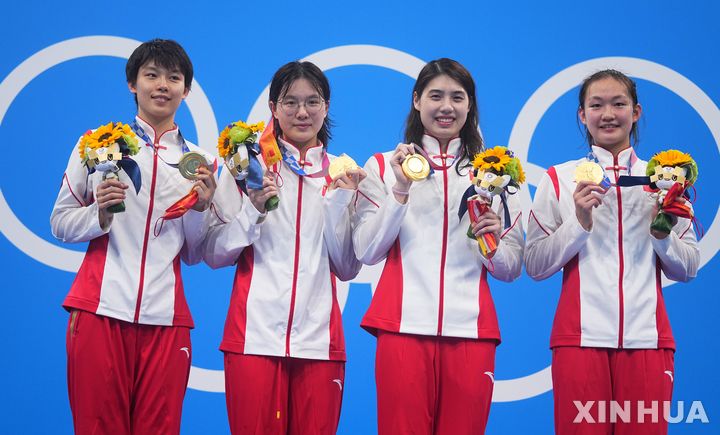 [도쿄=신화/뉴시스] 2020 도쿄 올림픽 수영 경영 여자 계영 800m에서 금메달을 딴 중국 대표팀. 2021.07.29