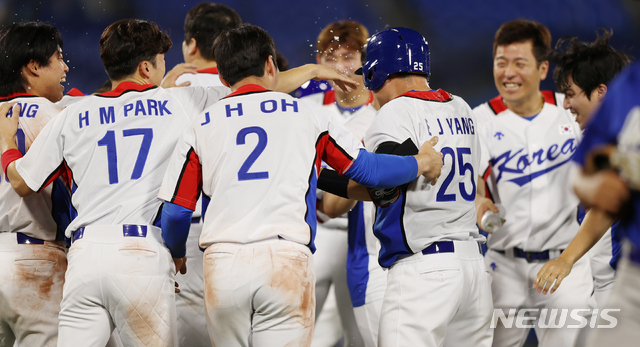 [요코하마(일본)=뉴시스] 최진석 기자 = 29일 요코하마 스타디움에서 열린 2020 도쿄올림픽 야구 B조 조별리그 1차전 대한민국과 이스라엘의 경기 연장 10회말 2사 만루 상황 양의지가 끝내기 몸에 맞는 볼을 얻어낸 뒤 동료들과 기뻐하고 있다. 2021.07.29. myjs@newsis.com