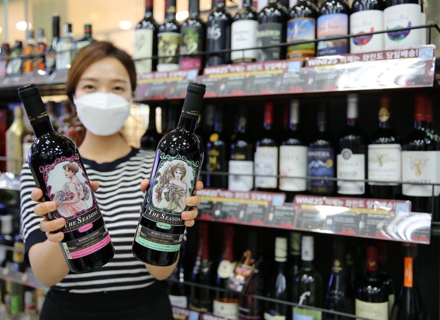 와인 찾는 '홈술족' 잡는다…유럽산 들여오는 유통가