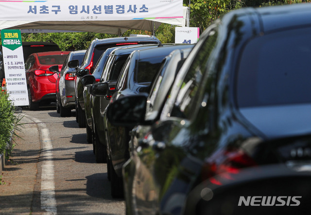 [서울=뉴시스] 권창회 기자 = 코로나19 신규 확진자가 1,710명을 기록한 30일 오전 서울 서초구 심산기념문화센터 드라이브스루 임시선별검사소를 찾은 시민들의 차량이 검사를 받기 위해 길게 줄지어 대기하고 있다. 2021.07.30. kch0523@newsis.com