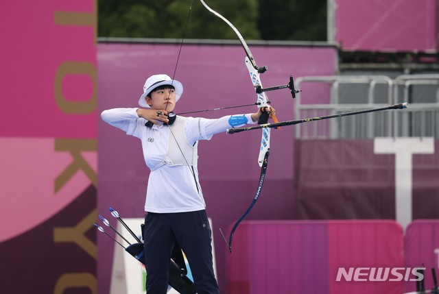 [도쿄(일본)=뉴시스] 최진석 기자 = 대한민국 양궁 대표팀 안산이 30일 일본 도쿄 유메노시마 양궁장에서 열린 2020 도쿄올림픽 양궁 여자 개인 결승 러시아올림픽위원회 옐레나 오시포바와의 경기에서 과녁을 조준하고 있다. 2021.07.30. myjs@newsis.com