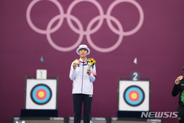 [도쿄(일본)=뉴시스] 최진석 기자 = 대한민국 양궁 대표팀 안산이 30일 일본 도쿄 유메노시마 양궁장에서 열린 2020 도쿄올림픽 양궁 여자 개인 결승 러시아올림픽위원회 옐레나 오시포바와의 경기에서 있다. 2021.07.30. myjs@newsis.com