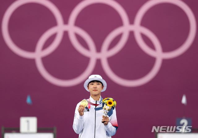 [도쿄(일본)=뉴시스] 최진석 기자 = 대한민국 양궁 대표팀 안산이 30일 일본 도쿄 유메노시마 양궁장에서 열린 2020 도쿄올림픽 양궁 여자 개인전 시상식에서 금메달을 목에 걸고 포즈를 취하고 있다. 2021.07.30. myjs@newsis.com