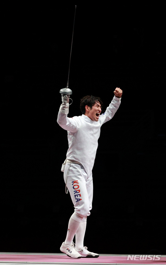 [지바(일본)=뉴시스] 이영환 기자 = 대한민국 남자 펜싱대표 박상영이 30일 오후 일본 지바 마쿠하리 메세 B홀에서 열린 남자 에페 단체 동메달 결정전 대한민국과 중국의 경기에서 동메달을 확정짓고 포효하고 있다. 2021.07.30. 20hwan@newsis.com