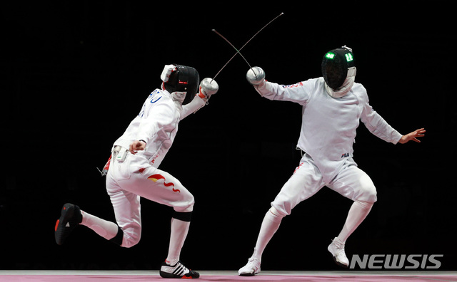 [지바(일본)=뉴시스] 이영환 기자 = 대한민국 남자 펜싱대표팀 권영준이 30일 오후 일본 지바 마쿠하리 메세 B홀에서 열린 남자 에페 단체 동메달 결정전 대한민국과 중국의 경기에서 중국 왕즈지에를 상대하고 있다. 2021.07.30. 20hwan@newsis.com 