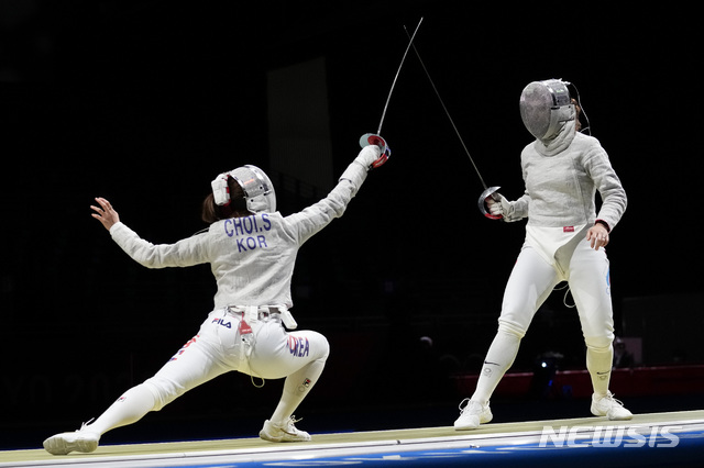 Choi Sooyeon of South Korea, left, and Sofya Velikaya of the Russian Olympic Committee compete in the women&#039;s Sabre team semifinal at the 2020 Summer Olympics, Saturday, July 31, 2021, in Chiba, Japan. (AP Photo/Andrew Medichini)