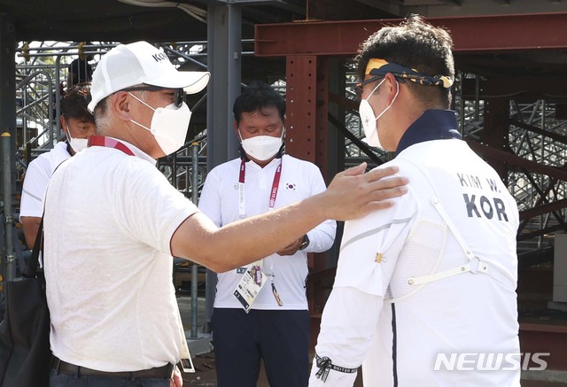 [도쿄(일본)=뉴시스] 최진석 기자 = 정의선 대한양궁협회장이 31일 일본 도쿄 유메노시마 공원 양궁장에서 열린 도쿄올림픽 남자 양궁 개인전 8강에서 대만의 탕치천에게 패하며 아쉬워하는 김우진을 위로하고 있다. 2021.07.31. myjs@newsis.com