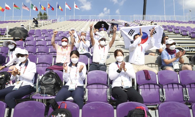 [도쿄(일본)=뉴시스] 최진석 기자 = 정의선 대한양궁협회장이 31일 일본 도쿄 유메노시마 공원 양궁장에서 열린 도쿄올림픽 남자 양궁 개인전 경기를 관람하며 응원하고 있다. 2021.07.31. myjs@newsis.com