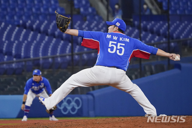 [요코하마=AP/뉴시스] 한국 야구 대표팀 김민우가 31일 일본 가나가와현 요코하마 스타디움에서 열린 2020 도쿄올림픽 야구 조별리그 B조 2차전 미국과의 경기에 구원 등판해 6회 투구하고 있다. 2021.07.31.