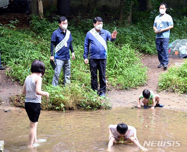 이한규 경기도 행정2부지사와 직원, 하천지킴이 등이 광주 남한산성 계곡과 용인 고기리 계곡에서 특별 현장점검을 벌이고 있다.(사진=경기도 제공)