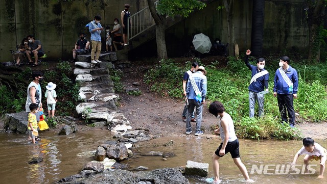 이한규 경기도 행정2부지사와 직원, 하천지킴이 등이 광주 남한산성 계곡과 용인 고기리 계곡에서 특별 현장점검을 벌이고 있다.(사진=경기도 제공)