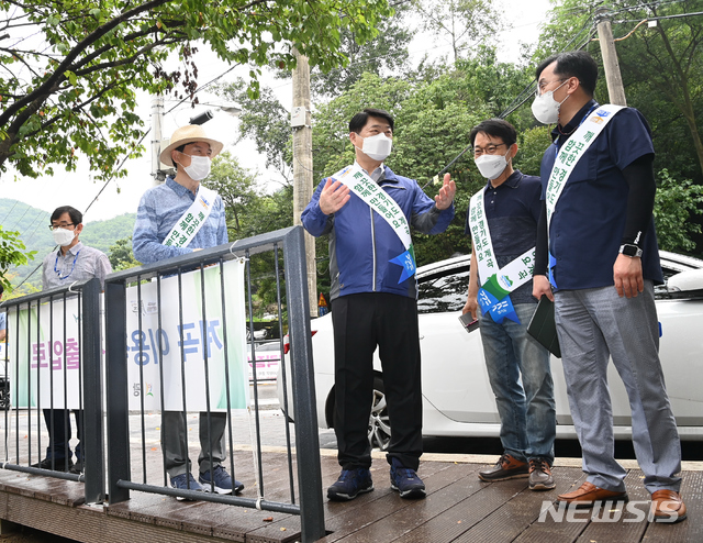 이한규 경기도 행정2부지사와 직원, 하천지킴이 등이 광주 남한산성 계곡과 용인 고기리 계곡에서 특별 현장점검을 벌이고 있다.(사진=경기도 제공)