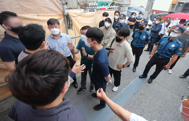 [서울=뉴시스] 배훈식 기자 = 사랑제일교회가 대면 예배를 예고한 지난 1일 오전 서울 성북구 사랑제일교회 집입로에서 교회 관계자들이 코로나19 방역 실태 조사나온 공무원들의 협조 요청을 거부하고 있다. 2021.08.01. dahora83@newsis.com