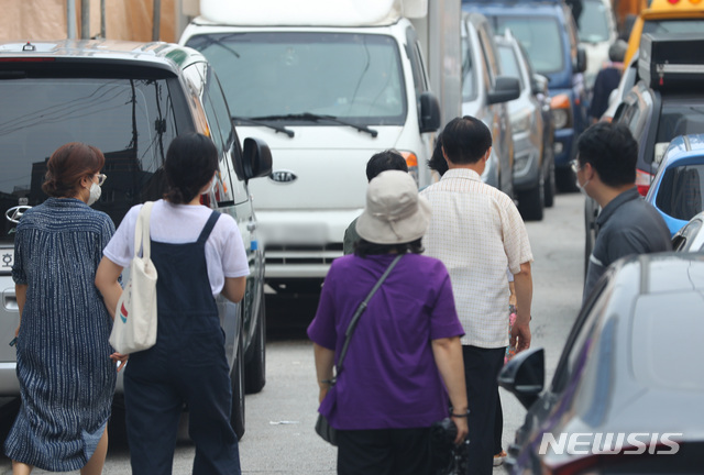 [서울=뉴시스] 배훈식 기자 = 지난 1일 오전 서울 성북구 사랑제일교회로 신도들이 들어가고 있다. 2021.08.01. dahora83@newsis.com