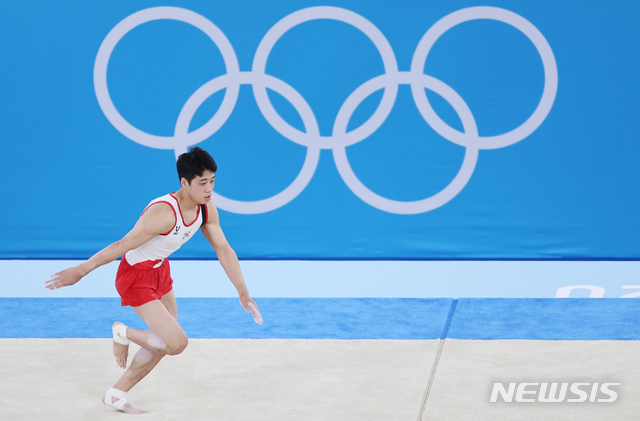 [도쿄(일본)=뉴시스] 올림픽사진취재단 = 대한민국 기계체조 류성현이 1일 오후 일본 도쿄 아리아케 체조경기장에서 열린 '2020 도쿄올림픽' 남자 마루 결승에서 연기를 펼치고 있다. 2021.08.01. photo@newsis.com