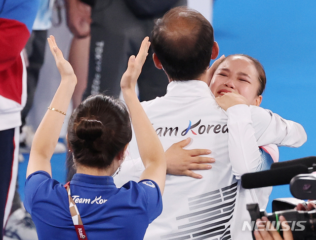 [도쿄(일본)=뉴시스] 올림픽사진취재단 = 대한민국 기계체조 여서정이 1일 일본 도쿄 아리아케 체조경기장에서 열린 '2020 도쿄올림픽' 여자 도마 결승에서 동메달을 획득한 뒤 기뻐하고 있다. 2021.08.01. photo@newsis.com