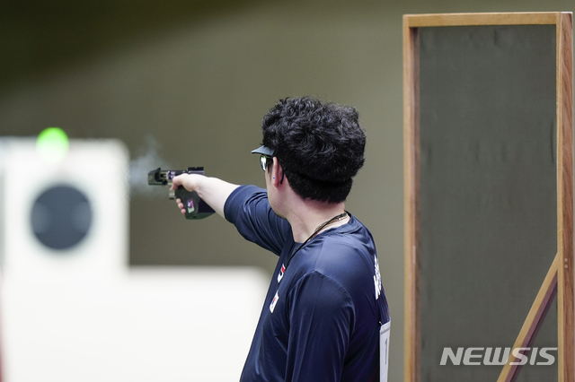 [도쿄=AP/뉴시스] 한대윤이 2일 일본 도쿄 아사카 사격장에서 열린 도쿄올림픽 남자 25m 속사권총 본선 경기에서 사격하고 있다. 올림픽 첫 출전인 한대윤은 누적 합산 585점(평균 9.750점)으로 4위를 기록하며 결선에 진출했다. 2021.08.02.