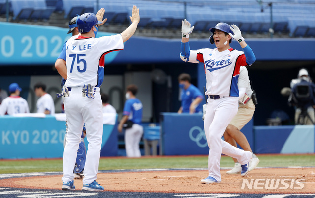 [요코하마(일본)=뉴시스] 이영환 기자 = 2일 오후 일본 요코하마 스타디움에서 열린 도쿄올림픽 야구 녹아웃 스테이지 2라운드 대한민국과 이스라엘의 경기, 2회말 무사 1루에서 오지환이 투런 홈런을 날리고 홈으로 들어오며 이종열 코치와 기뻐하고 있다. 2021.08.02. 20hwan@newsis.com