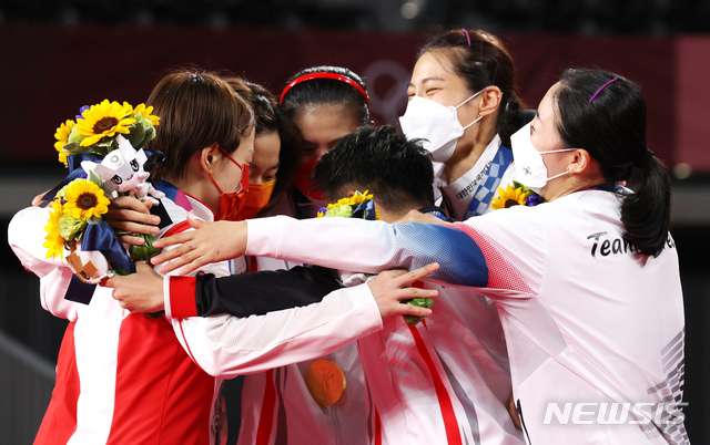 [도쿄(일본)=뉴시스] 최진석 기자 = 대한민국 김소영과 공희용이 2일 일본 도쿄 무사시노노모리 종합 스포츠플라자에서 열린 '2020 도쿄올림픽' 배드민턴 여자 복식에서 동메달을 차지한 뒤 시상식에서 메달리스트들과 함께 기뻐하고 있다. 2021.08.02. myjs@newsis.com