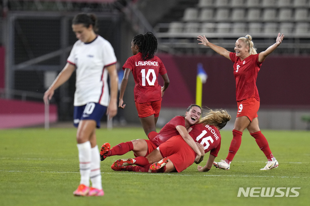 [도쿄=AP/뉴시스] 미국과 캐나다의 여자 축구 준결승 전이 2일 펼쳐졌다 2021.08.02