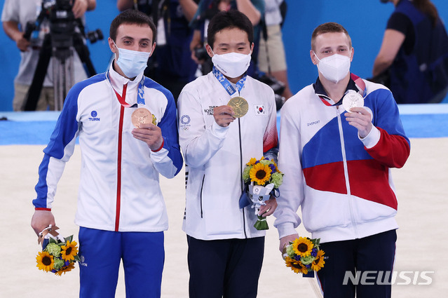 [도쿄(일본)=뉴시스] 최진석 기자 = 신재환이 2일 일본 도쿄 아리아케 체조경기장에서 열린 '2020 도쿄올림픽' 남자 도마 결승에서 금메달을 획득한 뒤 시상식에서 메달을 들어보이고 있다. 2021.08.02. myjs@newsis.com