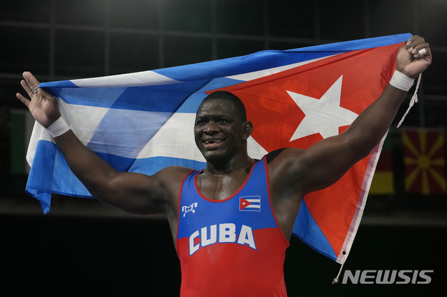 [치바=AP/뉴시스] 레슬링 남자 그레코로만형 130㎏급의 미하인 로페스(39·쿠바)가 올림픽 4연패를 달성했다. 2021.08.02.