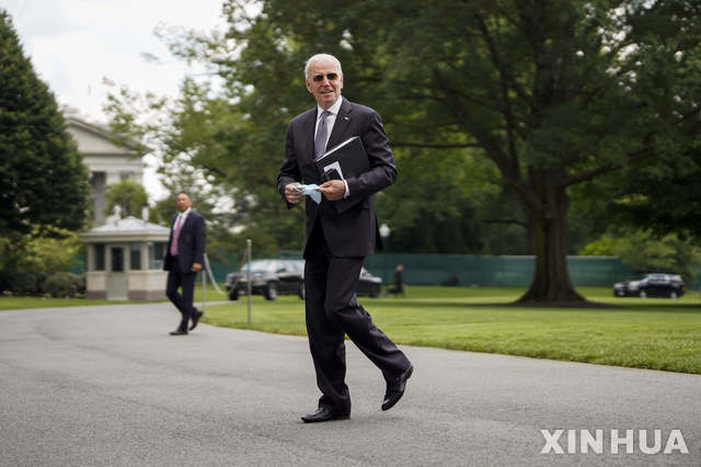 [워싱턴=신화/뉴시스] 조 바이든 미국 대통령이 캠프 데이비드에서 주말을 보낸 뒤 지난 2일 백악관으로 복귀하고 있다. 2021.08.05.