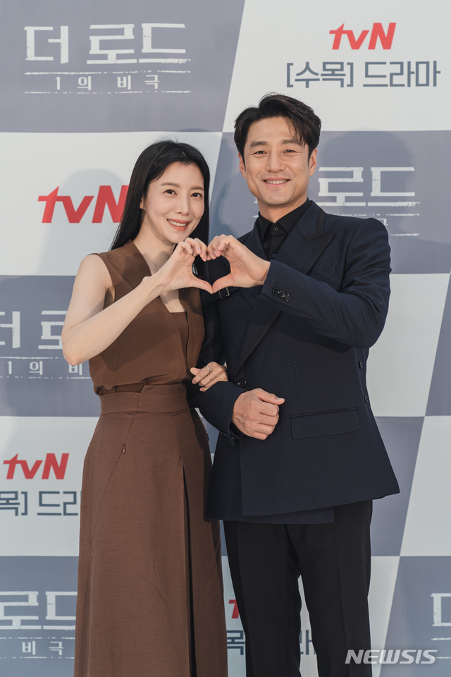 [서울=뉴시스]배우 지진희와 윤세아가 4일 진행된 tvN 새 수목극 '더 로드 : 1의 비극' 제작발표회에 참석해 포즈를 취하고 있다. (사진=tvN 제공) 2021.08.04. photo@newsis.com