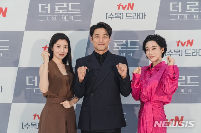 [서울=뉴시스](왼쪽부터) 배우 윤세아, 지진희, 김혜은이 4일 진행된 tvN 새 수목극 '더 로드 : 1의 비극' 제작발표회에 참석해 포즈를 취하고 있다. (사진=tvN 제공) 2021.08.04. photo@newsis.com