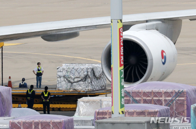 [인천공항=뉴시스] 고범준 기자 = 화이자 백신 253만 회분이 도착한 4일 인천국제공항 화물터미널에서 관계자들이 백신을 옮기고 있다. 2021.08.04. bjko@newsis.com