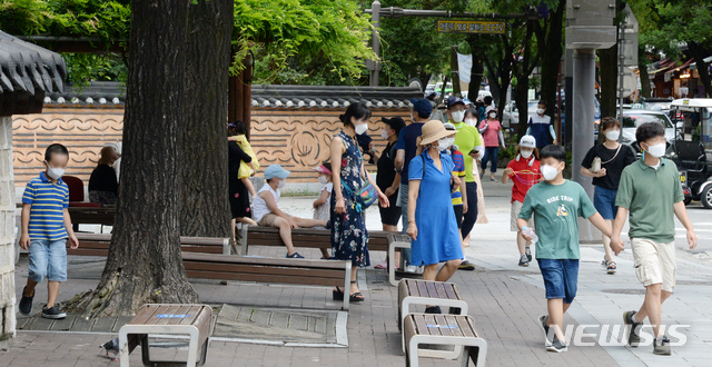 [전주=뉴시스] 김얼 기자 = 여름휴가철을 맞이한 4일 전북 전주시 전주한옥마을이 관광객들로 북적이고 있다. 2021.08.04. pmkeul@newsis.com