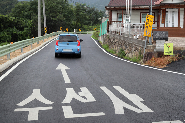 [산청=뉴시스] 산청읍 내리 마당머리 진입로 확장. *재판매 및 DB 금지