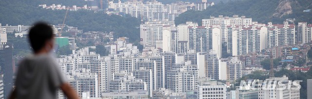 [서울=뉴시스] 김선웅 기자 = 8월 첫째 주 서울 아파트 매매가격이 상승세를 이어가고 있다. 부동산 114에 따르면 이번 주 서울의 아파트 매매가격은 0.10% 상승했다. 또한 정부의 잇단 '고점 경고'에도 불구하고 서울 아파트 매수 심리는 꺾일 줄 모른다. 서울 아파트 매매수급지수는 107.9로 지난주보다 0.3포인트 상승했다. 한편 서울에서 20대 이하의 아파트 매수 비중이 두 달 연속 최고치를 경신한 것으로 나타났다. 이는 집값이 급등하자 빚을 내서라도 내 집 마련을 서두르는 젊은 층이 많이 늘어난 것으로 풀이된다. 8일 서울 시내 아파트 단지의 모습. 2021.08.08. mangusta@newsis.com