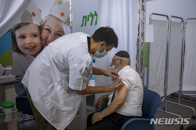 [텔아비브=AP/뉴시스] 10일(현지시간) 이스라엘 텔아비브에 있는 한 코로나19 백신 접종소에서 한 노인이 화이자 백신 3차(부스터 샷) 접종을 하고 있다. 2021.08.10.