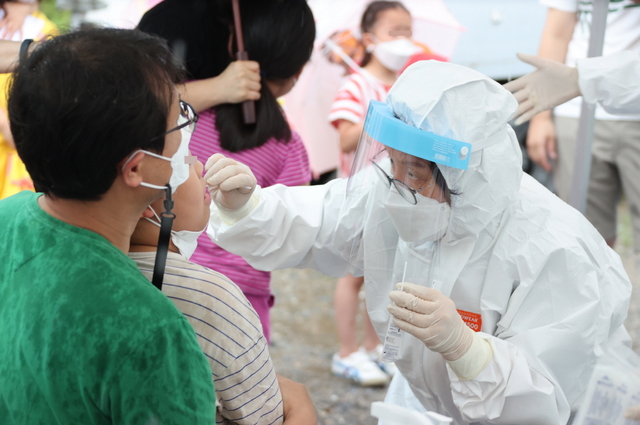 [포항=뉴시스] 강진구 기자 = 경북 포항에서 코로나19가 발병한 이래 역대 하루 최다인 47명의 감염자가 발생해 방역 당국에 비상이 걸렸다. 사진은 포항시 북구 양덕동 남광하우스토리 정문앞 임시선별진료소 전경.(사진=포항시 제공) 2021.08.14.photo@newsis.com *재판매 및 DB 금지