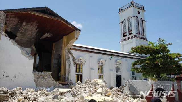 [레카이=AP/뉴시스] 14일 아이티 레카이에 있는 성당 일부가 지진의 충격으로 붕괴된 모습. 이날 아이티에서 규모 7.2 강진이 발생해 최소 29명이 사망했다. 2021.08.15.