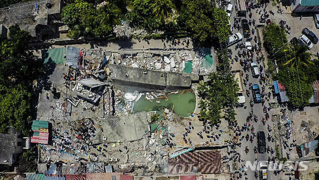 [포르토프랭스( 아이티)= AP/뉴시스] 아이티에서 14일(현지시간) 발생한 규모 7.2의 강진으로 무너진 레카예 시의 호텔 주변 항공사진.  
