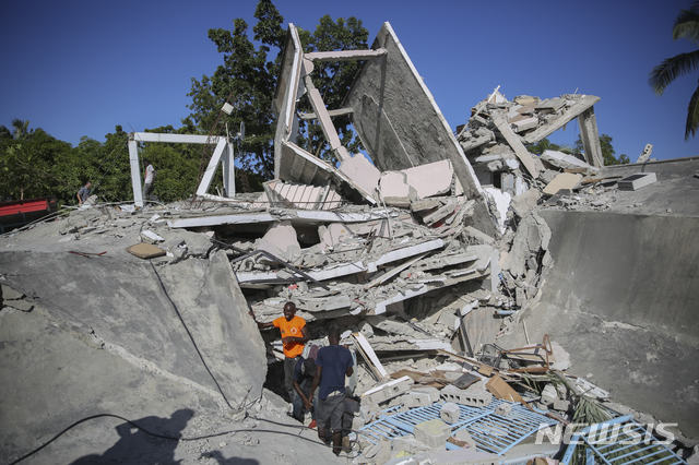 [레카이=AP/뉴시스] 14일(현지시간) 아이티에서 규모 7.2의 지진이 발생해 레카이 주민들이 무너진 집 잔해 속에서 생존자를 찾고 있다. 진앙은 수도 포르토프랭스에서 125㎞ 떨어진 곳으로 지금까지 최소 227명이 숨지고 수백 명이 다쳤으며 실종자 규모는 파악조차 되지 않았다. 피해 상황이 집계되지 않은 데다 여진도 이어져 피해 규모는 더욱 커질 것으로 우려된다. 2021.08.15.
