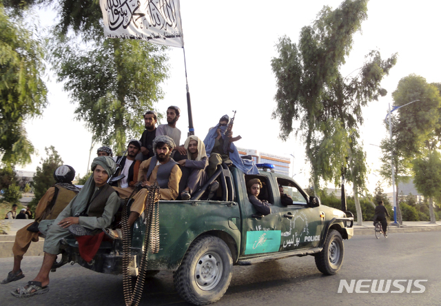 [칸다하르(아프가니스탄)=AP/뉴시스] 탈레반 전사들이 15일(현지시간) 아프가니스탄 칸다하르 시에서 순찰하고 있다. 2021.08.17.
