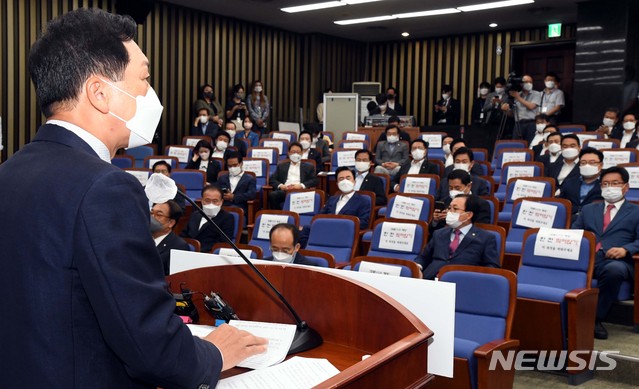 [서울=뉴시스] 최진석 기자 = 18일 국회에서 열린 국민의힘 전반기 국회부의장 상임위원장 후보 선출을 위한 의원총회에서 김기현 원내대표가 인사말을 하고있다. (공동취재사진) 2021.08.18. photo@newsis.com