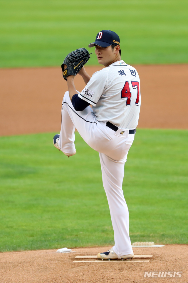 [서울=뉴시스] 고승민 기자 = 18일 서울 잠실야구장에서 열린 2021 KBO 리그 기아 타이거즈 대 두산 베어스 경기, 1회초 기아 공격 두산 선발투수 곽빈이 역투하고 있다. 2021.08.18. kkssmm99@newsis.com