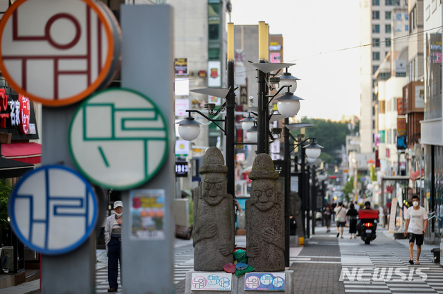 [제주=뉴시스] 우장호 기자 = 제주 지역 사회적 거리두기 4단계 격상 첫날인 지난달 18일 오후 제주시 연동 누웨모루 거리가 지나는 사람이 줄어 한산하다. (사진=뉴시스DB)