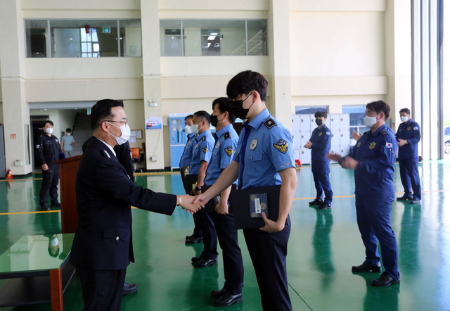 [목포=뉴시스] 박상수 기자 = 서해해경청 박제수 항공단장이 여수항공대 무사고 비행 15주년을 맞아 18일 오전 항공대 계류장에서 김경식 경사 등 업무유공자 3명에게 해경청장 표창장 등을 수여하고 있다. (사진=서해해경청 제공) 2021.08.19. photo@newsis.com *재판매 및 DB 금지