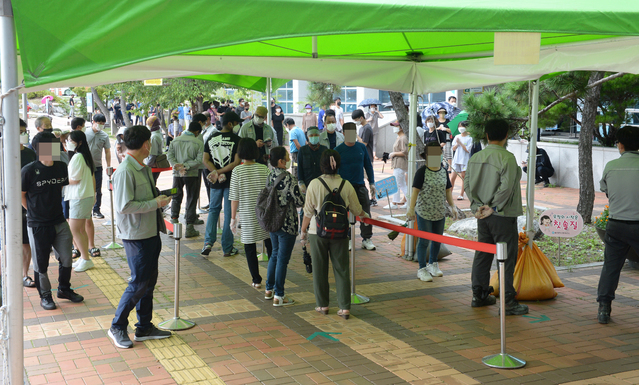 [울산=뉴시스] 배병수 기자 = 울산지역 코로나19 확진자가 지속적으로 발생하는 있는 가운데 19일 오전 울산 동구 보건소 선별진료소를 찾은 시민들이 검사를 받기 위해 줄 서 기다리고 있다. 2021.08.19. bbs@newsis.com